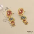 Detailansicht der 4,4 cm langen Vintage-Emaille-Blumenohrringe mit Perlenverzierung. - Quasten Mehrschichtige Hohlblumen Stil (2-27180-7500)