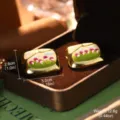 Vue détaillée des boucles d'oreilles émaillées à fleurs avec dimensions et poids précis - Fleur Peinte Artistique (2-27564-7000)