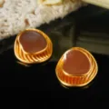 Primo piano dettagliato di orecchini vintage in stile francese con smalto marrone. - Orecchini a Bottone in Smalto Marrone Corte Retrò (2-19378B-7000)
