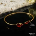 Bracelet jonc vintage plaqué or avec breloques feuilles en émail rouge et mesures - Bracelet manchette / ID 6.6cm / Style Feuille Rouge (3-1554A-4500)