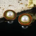 Vue macro détaillée de boucles d'oreilles en émail de style vintage avec perle centrale - Style Puce / Bouton Perle Marron Foncé (E1-28683H-5600)