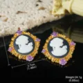 Close-up van vintage cameo oorknopjes in hofstijl met weergave van afmetingen en gewicht - Camee Portret Roos Oorknopjes (E4-19707A-6500)
