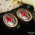 Detailopname van vintage emaille oorbellen met afmetingen en gewicht van 20,6 g vermeld. - Robijnrode Emaille Oorbellen (E4-19944D-7200)