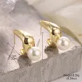Vue détaillée de boucles d'oreilles dorées avec perles et dimensions de 3,1 cm - Style Crochet / Style Crochet Courbé (2-18488-5030)