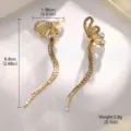 Detailansicht eleganter goldener Quastenohrringe mit Kristall-Schmetterling und Maßen. - Goldene Hohl Schleife Quaste (2-21600-4800)