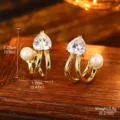 Détail des boucles d'oreilles cœur en zircon et perle avec mesures de 2,25 cm de haut - Style Perle Double Cœur (2-18705-4200) / Or