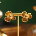 Gros plan détaillé de boucles d'oreilles fleurs en émail style peinture Monet. - Style Floral Dégradé (2-26159C-7500) / Couleurs Mixtes