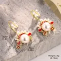 Vue détaillée de boucles d'oreilles en perles avec émail rouge et accents de pièces d'or - Style Ethnique Vintage / Style Ethnique Vintage (2-18852-5500)