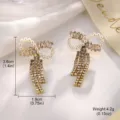 Detailansicht eleganter goldener Perlen-Schleifen-Ohrringe mit Quasten und Maßen - Hohl Perle Quaste Ohrenhaken (2-21606-4800)