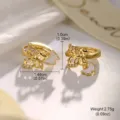 Nahaufnahme eleganter goldener Schmetterlings-Creolen mit weißen Anhängern und Steinen - Gold Hohler Schmetterling Strass-Stil (2-18903-2900)