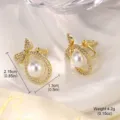 Detailansicht der Perlenohrringe mit Schleife, Höhe 2,15 cm und Gewicht 4,2 g Maße - Hohl Ring Schleife Perlenstecker (E3-20836A-4000)