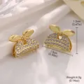Nahaufnahme von goldenen Schleifen-Haarspangen mit Strassbesatz und Größenangaben - Gold Mini Schleifen-Clip Ohrring-Stil (2-21564-4000)