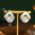 Détail de boucles d'oreilles émaillées style peinture à l'huile avec perles et gemme - Style Peinture à l'Huile Losange Irrégulier (2-26855-7500) / Dégradé Rose Bleu Vert
