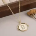 Vue détaillée d'un collier avec pendentif circulaire doré et initiale B en strass brillant - 镶钻字母B款