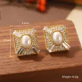 Gros plan de boucles d'oreilles carrées en perles géométriques sur socle en bois - Boucles d'oreilles géométriques carrées en perles (E4-20701-6000)