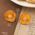 Vue détaillée des boucles d'oreilles vintage en émail jaune avec dimensions et poids - Style Fleur en Perle Jaune Vif (2-19443E-5200)