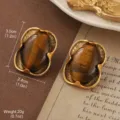 Vintage gold-framed earrings with brown tiger eye stone, 3.0x2.4cm size details. - Wavy Frame Tiger Eye Style (2-21565C-6000)