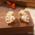 Vue détaillée de boucles d'oreilles dorées avec perles montrant 4cm de haut et 16g. - Boucles d'oreilles clips perles ajourées vintage (E4-20435-5800-CLIP)