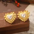Boucles d'oreilles cœur vintage en or avec perle et détails de texture martelée. - Style Perle Artificielle Cœur Martelé (E4-19890-5200)