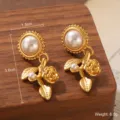 Détail de boucles d'oreilles rose et perle, mesurant 1,5 cm de large et 3,6 cm. - Boucles d'oreilles perles roses ajourées (E4-20193B-5500)