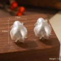 Boucles d'oreilles perles baroques avec aiguille en argent 925, 1,5cm x 2,0cm - Puces d'oreilles géométriques à ondulations de perles (2-19611A-5000)