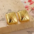 Vue macro détaillée de boucles d oreilles géométriques dorées avec dimensions - Boucles d'Oreilles Matelassées Géométriques Or Brillant (2-26284C-4800) / Or