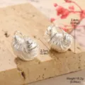 Vue détaillée des boucles d'oreilles argentées à texture géométrique avec dimensions. - Boucles d'Oreilles Texture Spirale Argent (2-27216A-6000) / Argent