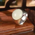 Gros plan d'une bague en argent vintage avec une grande pierre de jade ronde sur une boîte - Style Argent Martelé (1-3862-4500) / Bague Jade Texture Martelée Argent (1-3862-4500)