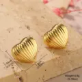 Gros plan de boucles d'oreilles cœur dorées nervurées avec dimensions et poids - Boucles d'Oreilles Clous Coeur Nervuré Or (2-27287-4500) / Or