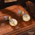 Vue détaillée de boucles d'oreilles florales chinoises avec dimensions et poids. - Style Fleurs de Prunier Rose et Bleu (2-22201B-6500)