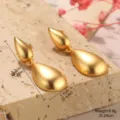 Vue détaillée de boucles d'oreilles dorées en gouttes avec dimensions et poids - Boucles d'Oreilles Goutte d'Eau Mate Or (2-27289-6800)