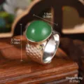 Vue détaillée d'une bague en argent vintage avec pierre verte montrant les dimensions. - Style Agate Verte (1-3862A-4500) / Bague Martelée Argent Agate Verte (1-3862A-4500)
