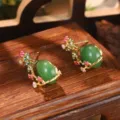 Gros plan de boucles d'oreilles en agate verte de style chinois avec fleur - Fleurs de Branche en Émail (2-22201C-6500)