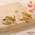Vue détaillée des boucles d'oreilles éventail dorées avec dimensions et le poids - Boucles d'Oreilles Éventail Plissé Or (2-27297-5500)