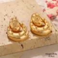Détail de boucles d'oreilles dorées texturées montrant les mesures et la matière - Boucles d'Oreilles Points Irréguliers Brossés Or (2-27302-8200)