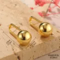 Détail rapproché de boucles d'oreilles boules dorées avec mesures précises - Boucles d'Oreilles Pendentif Boule Forme U Or Brillant (2-27317-6000)