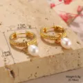 Détail de créoles dorées avec d'élégantes perles blanches et dimensions précises - Boucles d'oreilles créoles torsadées dorées avec perles artificielles (27354)
