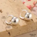 Gros plan de boucles d'oreilles boules en argent avec mesures de 2,1 cm de diamètre - Boucles d'oreilles Huggie minimalistes avec pendentif boule (27375A)