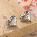 Vue détaillée des boucles d'oreilles cœur en argent avec mesures de taille et de poids - Clous d'oreilles en forme de cœur à texture ondulée (27390A)