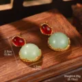 Dettaglio orecchini vintage in stile cinese con finta giada verde e accenti rossi. - Base Traforata Tono Agata Rossa (2-22239-5800)