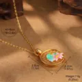 Nahaufnahme einer Vintage-Lotus-Halskette mit detaillierten Größen- und Gewichtsangaben. - Hohle Emaille Lotus Halskette (5-4596A-7000)