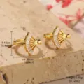 Vue macro détaillée de créoles dorées en forme d'éventail avec des cristaux clairs - Boucles d'oreilles irrégulières en forme d'éventail avec strass (27410)