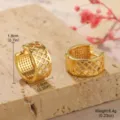 Boucles d'oreilles créoles dorées avec détails sur la taille 1,8cm et le poids 6,4g - Boucles d'oreilles géométriques ajourées matelassées avec strass (27411)