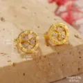 Vue détaillée de boucles d'oreilles dorées avec chiffres romains et motif trèfle. - Clous d'oreilles trèfle avec chiffres romains et strass (27414)