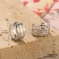 Vue macro de créoles géométriques argentées à triple bande avec taille et poids - Boucles d'oreilles créoles parallèles géométriques à trois couches avec strass (27420A)