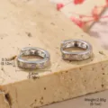 Détail de créoles géométriques argentées montrant les dimensions et le poids précis - Boucles d'oreilles Huggie créoles en relief avec strass (27422A)