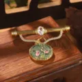 Gros plan d'une broche vintage de style chinois avec émail vert et détails en cristal - Broche Florale Rose (2-27223-BR-7500)