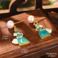Dettaglio ravvicinato di orecchini di perle in stile cinese con pendenti a fiori verdi - Orecchini di Perle Mughetto (2-26492-7500)