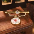 Broche rose dorée vintage avec cristal et pendentif floral - Broche Rose Rouge (2-27224-BR-7500)