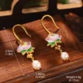 Dettaglio di orecchini floreali in stile cinese con perla e lunghezza di 4,5 cm - Perla Floreale in Smalto Rosa e Verde (2-26701B-6200)